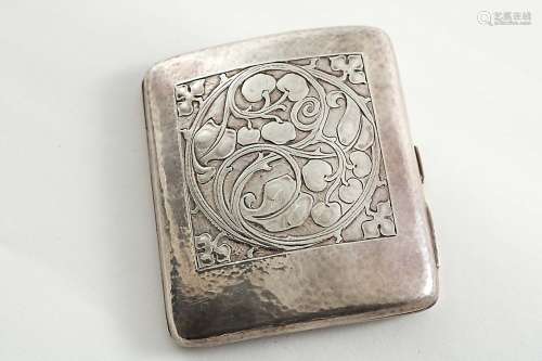 An early 20th century cigarette case
