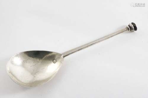 An elizabeth i seal top spoon