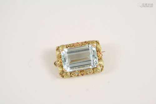 An aquamarine and gold brooch pendant