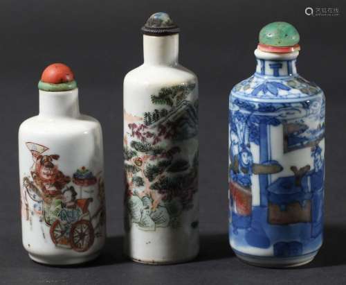 Chinese blue and white snuff bottle,of cylindrical form, a lake side interior