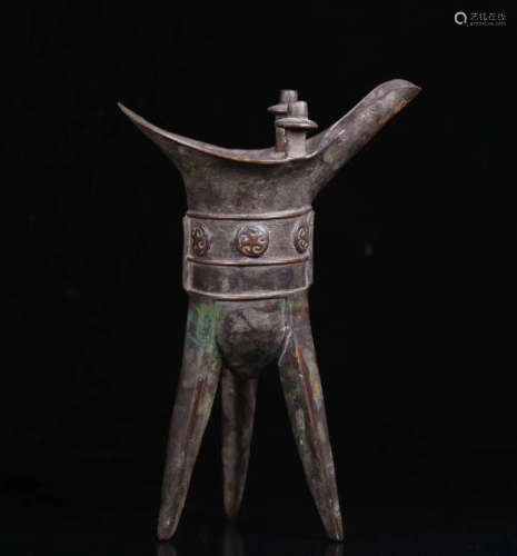 A BRONZE CASTED BEAST SHAPED TRIPOD JUE CUP