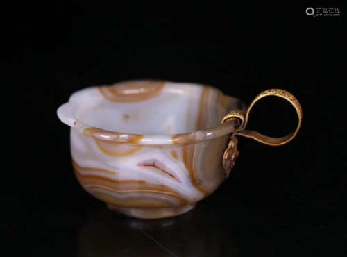 AN AGATE CARVED FLORAL-RIM CUP