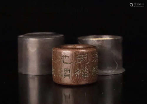 AN OLD CHENXIANG WOOD CARVED THUMB RING