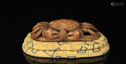 A CHENGXIANG WOOD CARVED CRAB SHAPED PENDANT