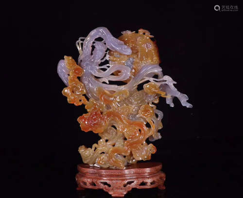 A AGATE CARVED LADY SHAPED ORNAMENT