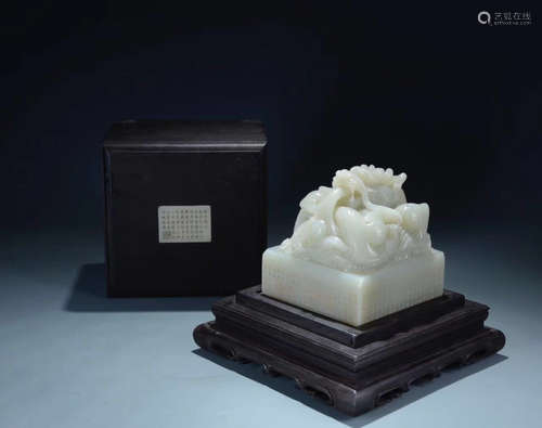 A HETIAN JADE CARVED DRAGON SHAPED SEAL