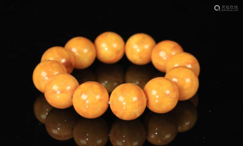 AN AMBER BEADS STRING BRACELET