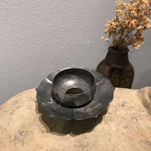 A SILVER CASTED LOTUS SHAPED CUP
