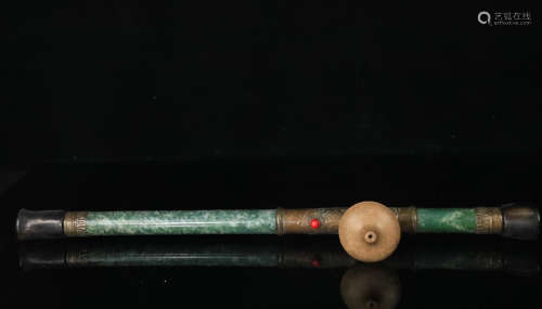 A SET OF GREEN JADE TOBACCO ROD AND PIPE