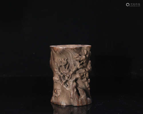 A CHENXIANG WOOD CARVED FLORAL PATTERN PEN HOLDER