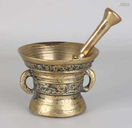 Neo Renaissance bronze mortar with pestle. Circa 1900.