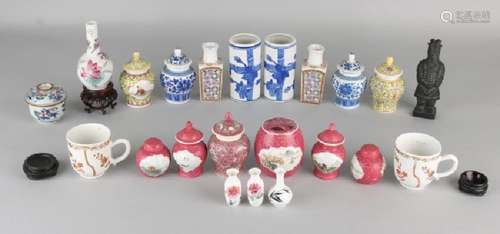 Lot miscellaneous China. Among others: Lid vases, cups,