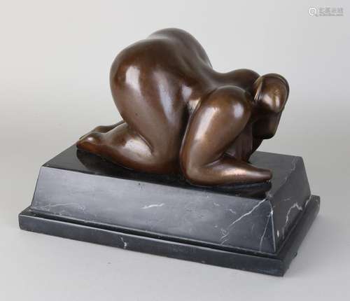 Bronze figure. Voluptuous lady. On black marble