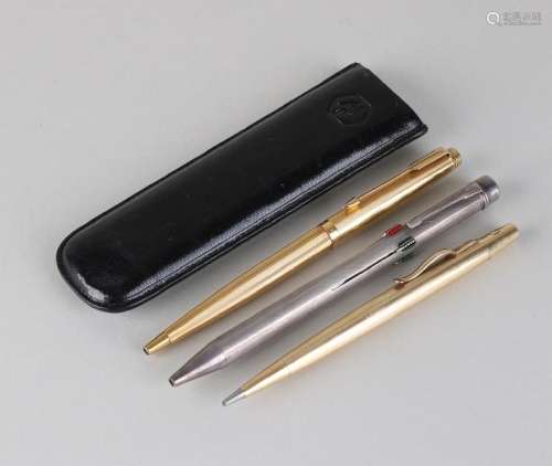 Pen set with 3 pens; a goldplated parker ballpoint pen