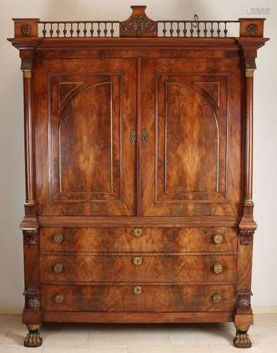 Rare Dutch rococo Louis Seize cabinet ca. 1700. Flower