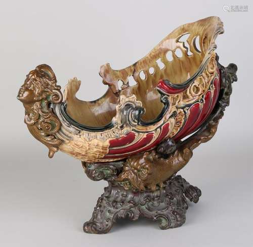 Rare Majolica jardiniere with two-tone composition