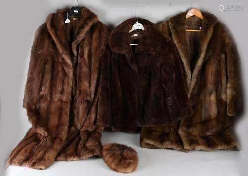 Three old ladies fur coats. Divers. Size: 70 - 110 cm.