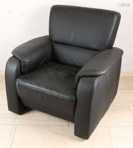 Modern black-leather armrest relax chair. Size: 90 x 80