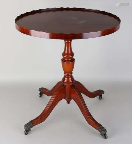 Oval mahogany side table with bandintarsia. Style