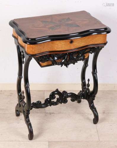 Beautiful Dutch walnut Willem III sewing table with