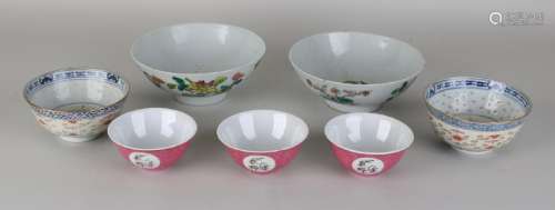 Lot of Chinese porcelain. Consisting of: Three Family
