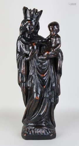 Large carved Madonna. 20th century. Size: 70 cm. In