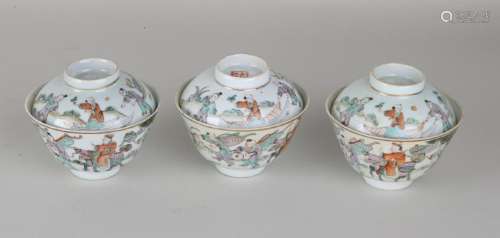 Lot of Chinese porcelain. Consisting of: Three rice