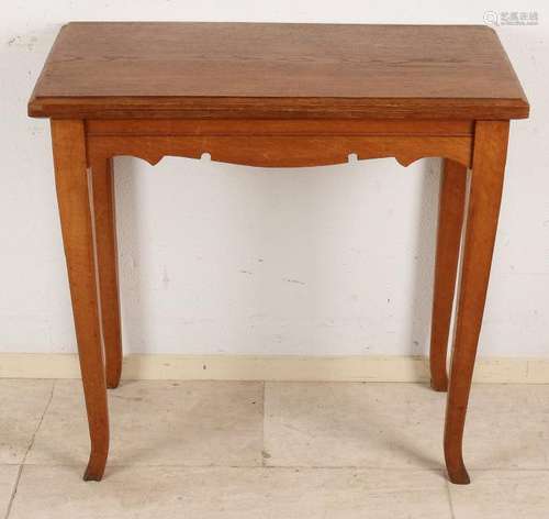 19th Century oak wood table with curved legs. Size: 79