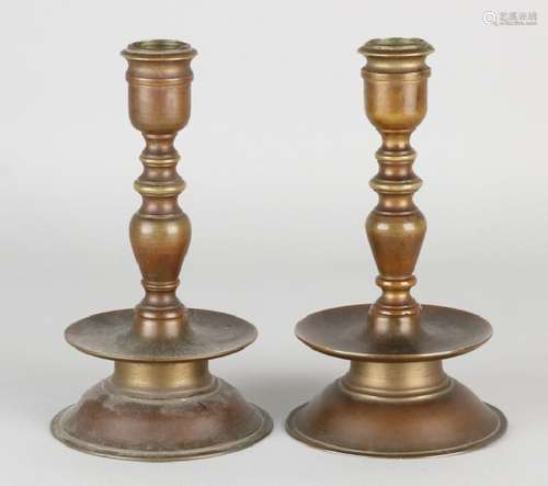 Two bronze skirt candlesticks. Circa 1900. Size: 19 x