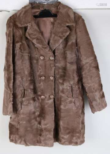 Short ladies fur coat. Size: 37 cm. In good condition.