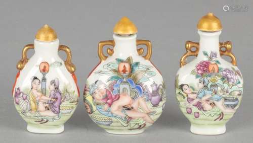 Three old erotic Japanese / Chinese porcelain snuff