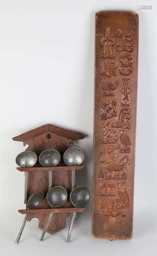 Oak spoon rack with tin spoons + cake board. 19th