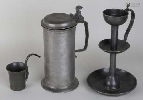 Three times antique tin. Consisting of: Oil lamp, 17th