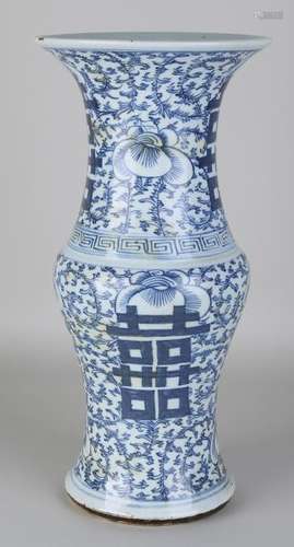 Large Chinese porcelain vase with floral decor and