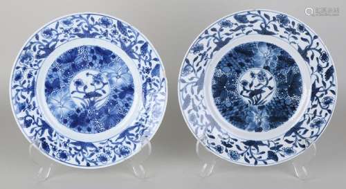 Two 17th - 18th century Chinese porcelain dishes with