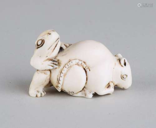 Antique Japanese ivory netsuke. Circa 1900. Rat with