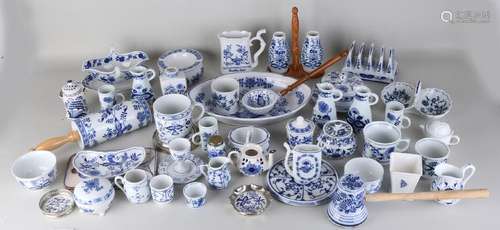 Lot with old / antique porcelain / earthenware with