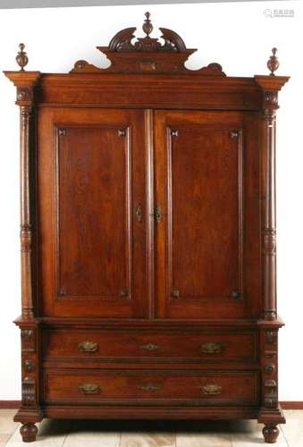 German oak solid cabinet. Circa 1880. Gründer