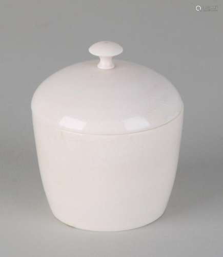 Antique ivory lid jar. Circa 1900. Size: 8 x 6.5 cm