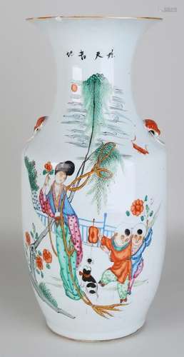 Large antique Chinese porcelain vase with Long Lists