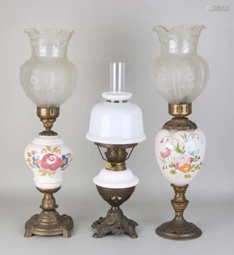 Three times old / antique oil lamps. Consisting of: