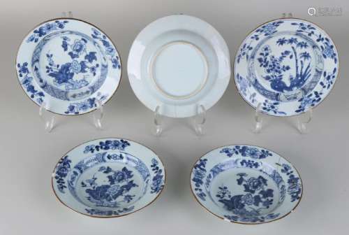 Five 18th century Chinese porcelain paper plates with