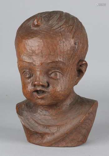 Oak carved baby bust. Circa 1900. Size: 22 cm. In good