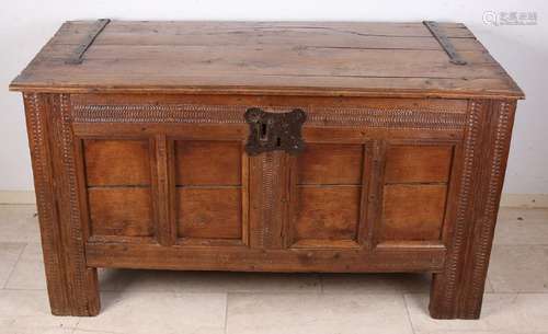 18th Century oak woodcut Twentse rugkist. Size: 80 x