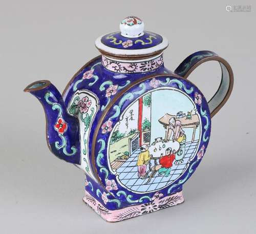 Small enamelled Chinese teapot with figures decors.