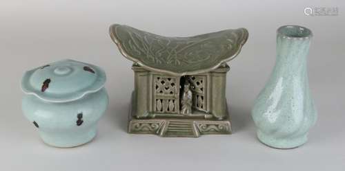 Three parts of old Chinese porcelain. Consisting of: