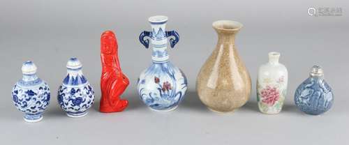 Lot of various old Chinese. Among others: three snuff