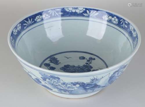 Large 18th century Chinese porcelain bowl with floral