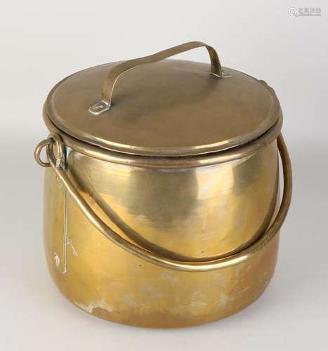 19th Century brass aker with lid. Size: 30 x 26 cm