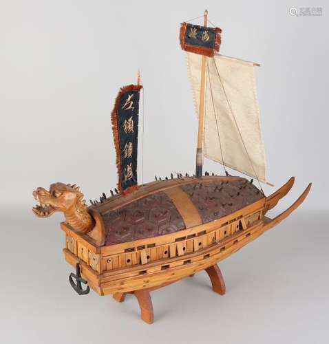 Old / antique Chinese wooden dragon boat with silk-zijl